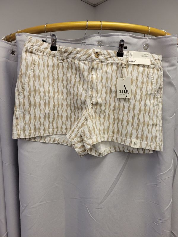 A.N.A Beige/White Shorts NWT(18)