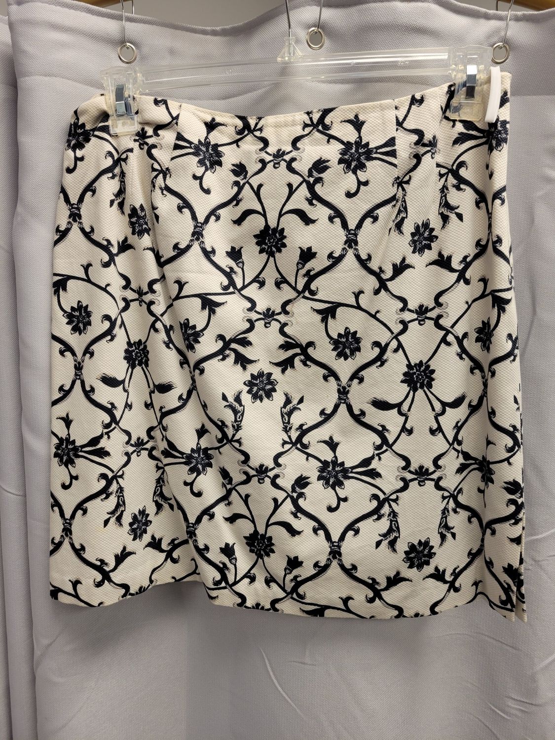 Talbots White w/ Blk Flowers Skirt (14)pre-owned