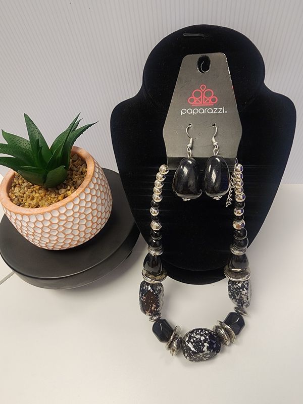 Paparri: In Good Glazes Black Necklace and Earring Set (NWT)