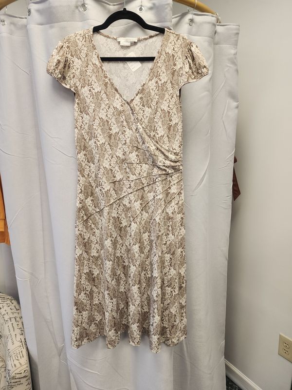 To The Max Tan/Cream Floral Wrap Dress (M) Pre-owned