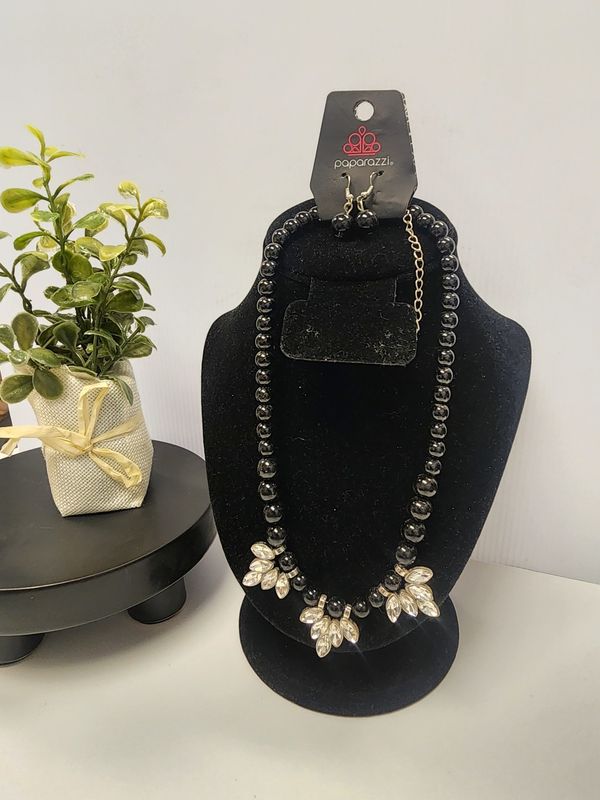 Paparazzi: Society Socialite Black (NWT)