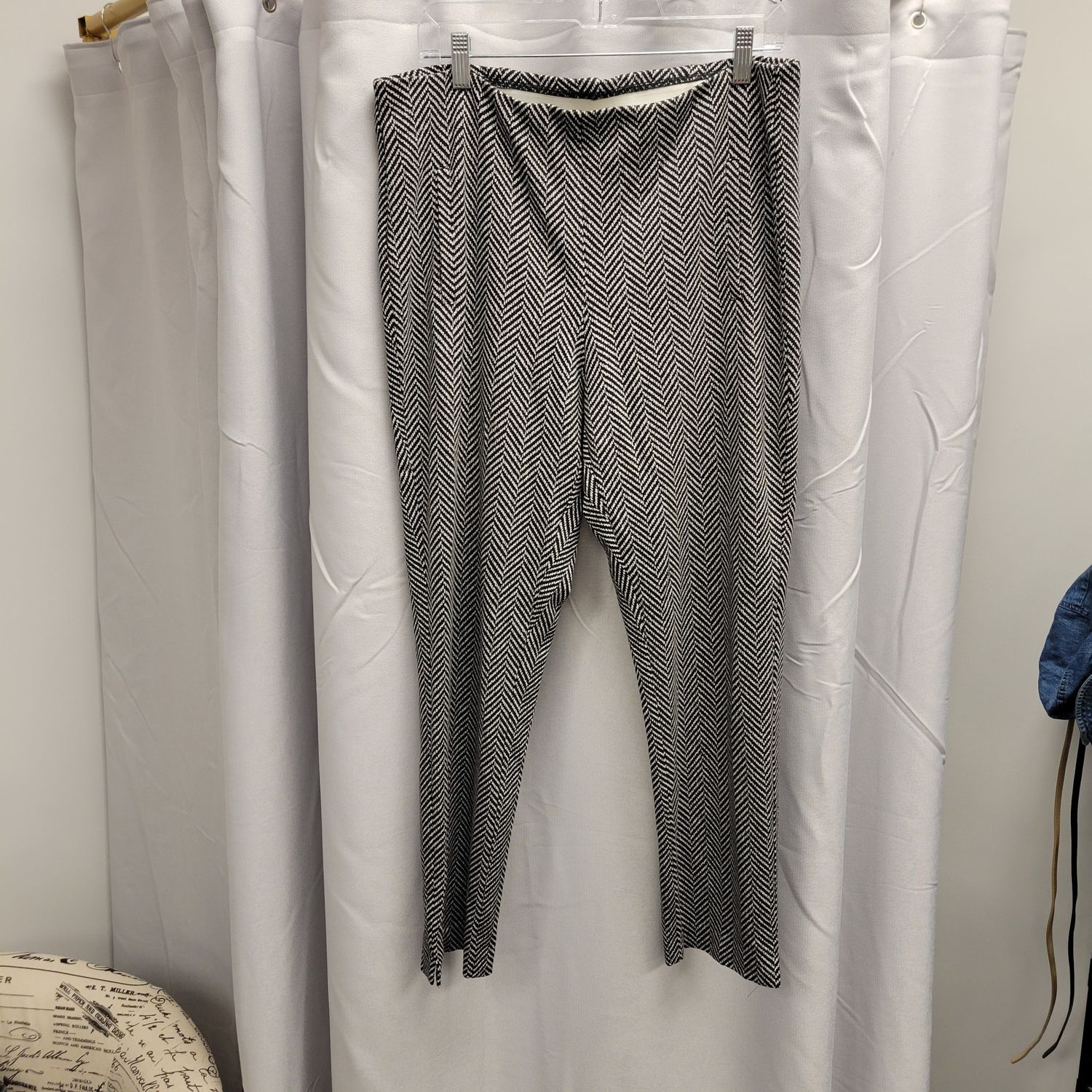 Chico&#39;s Black and White Chevron Print Pants (2)(L/12) Pre-owned