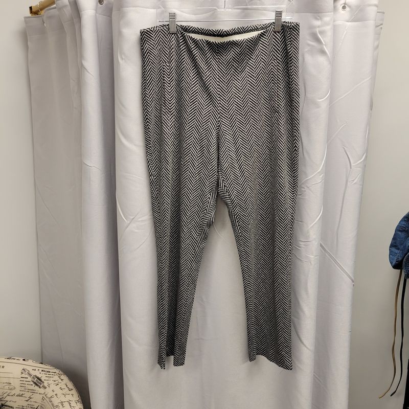 Chico&#39;s Black and White Chevron Print Pants (2)(L/12) Pre-owned