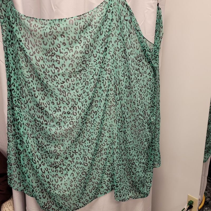 Green Leopard Print Wrap/Scarf (OS)Pre-owned