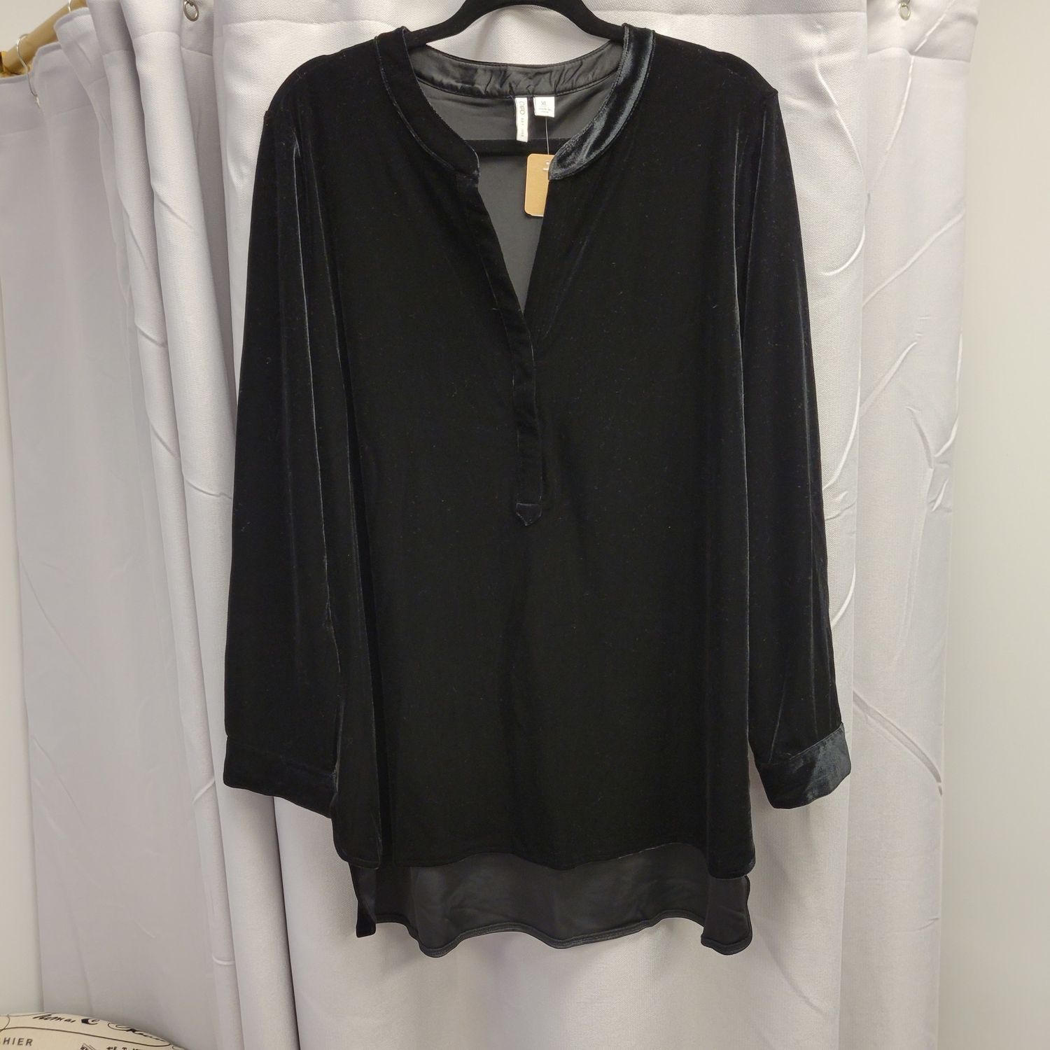 Cato Black Velvet Top (XL) Pre-owned