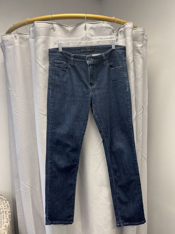 Levis Mid Rise Skinny Jean (12 M) Pre-owned