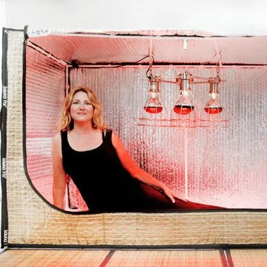 Portable near infrared sauna lamp and convertible tent