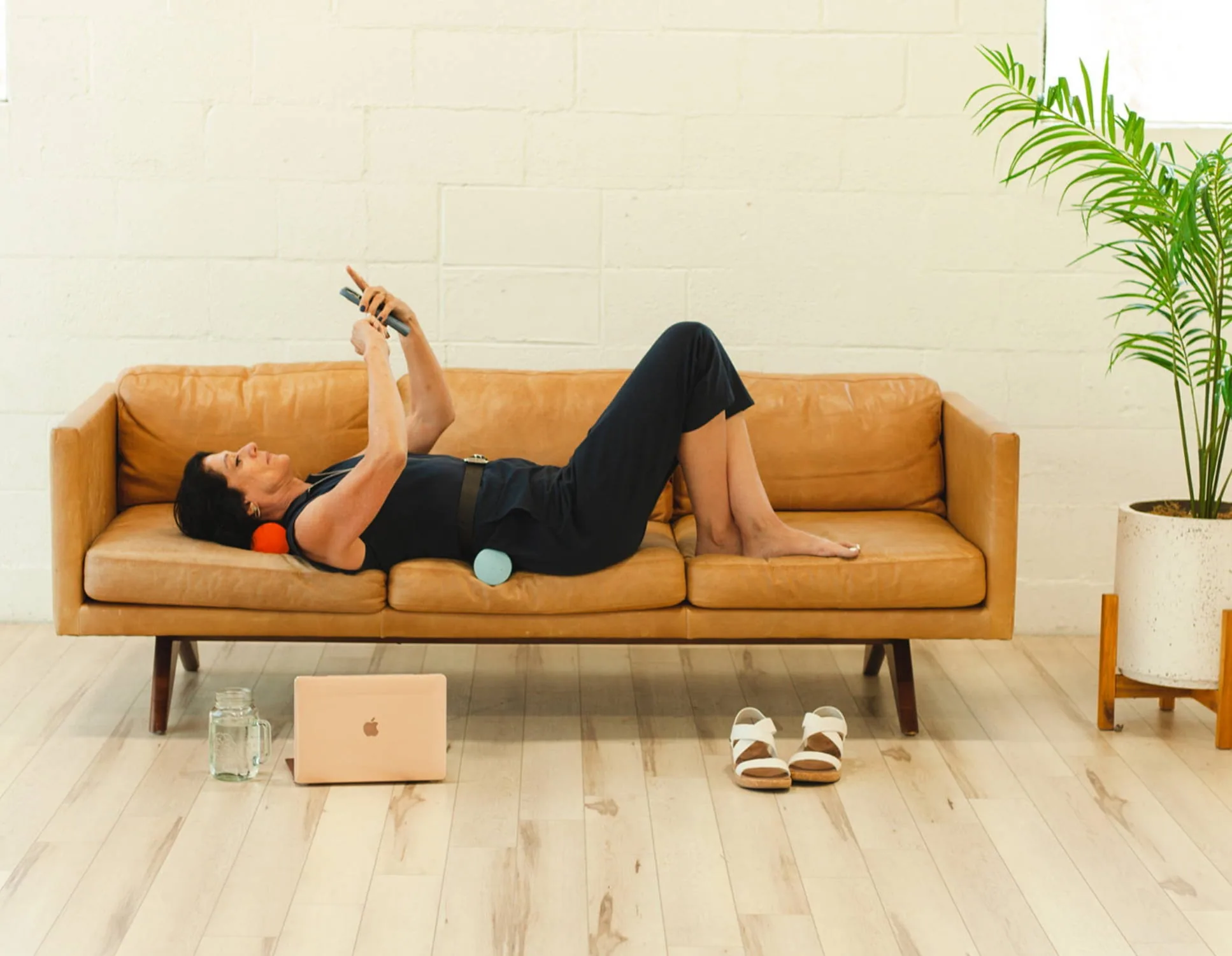 Neck and back shaper rolls for relaxing over the S-shaped spine
