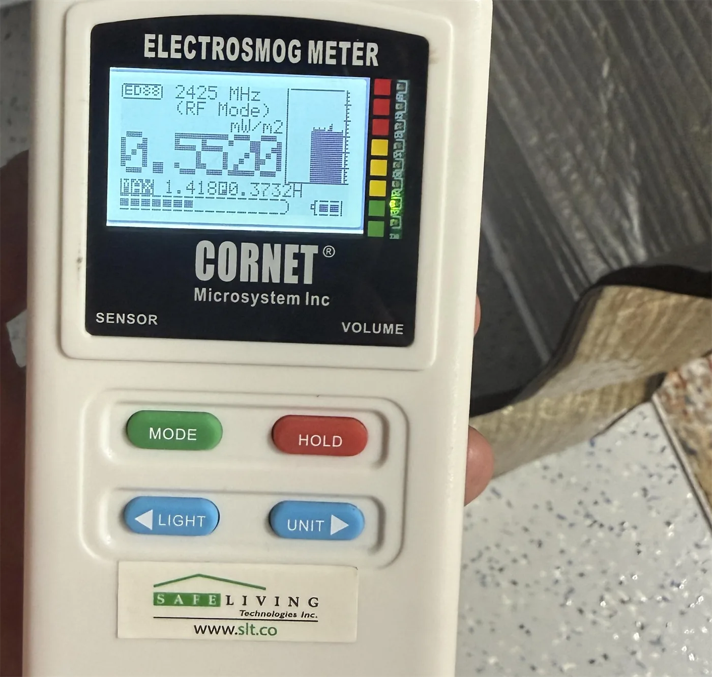 Cornet ElectroSmog RF meter, sauna off, showing an ambient wireless frequency of 5520 MHz