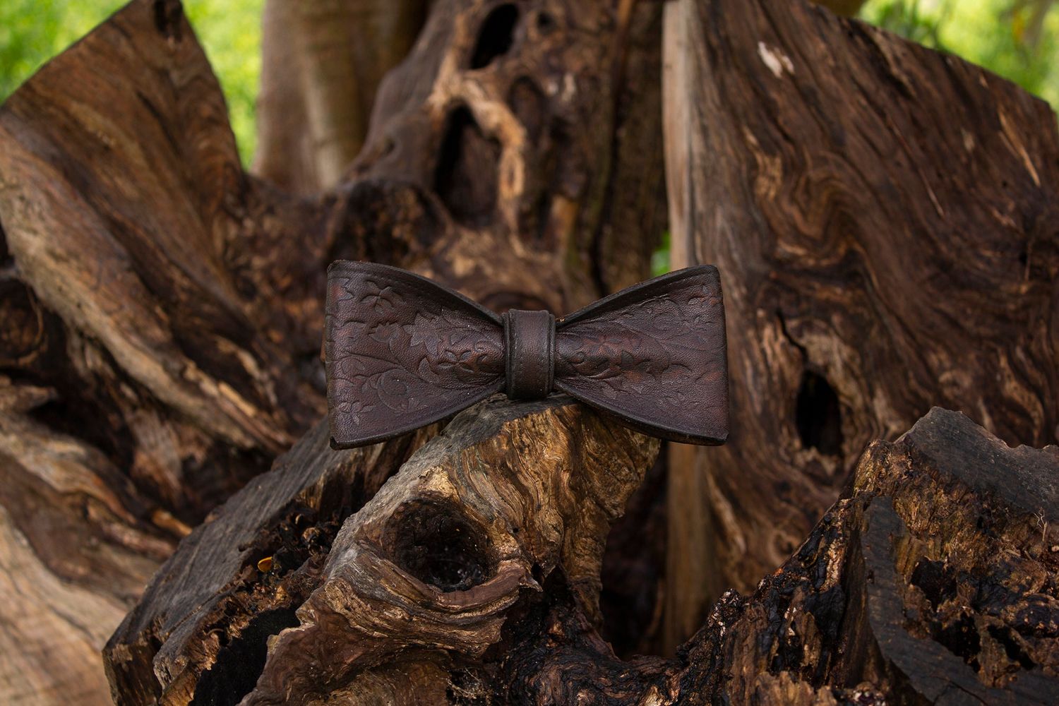 Pajarita hecha a mano de cuero. Estilo steampunk para bodas o sitios muy elegantes