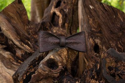 Pajarita hecha a mano de cuero. Estilo steampunk para bodas o sitios muy elegantes