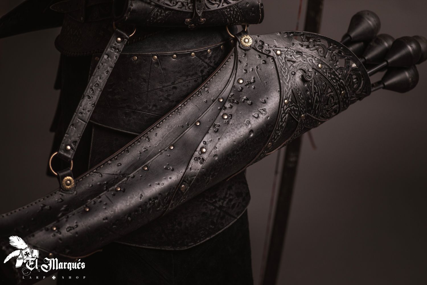 Leather arrow quiver with bag