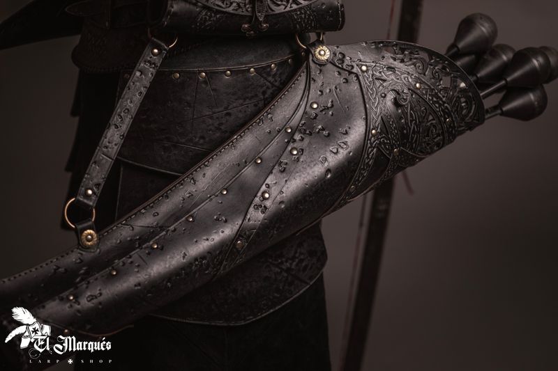 Leather arrow quiver with bag