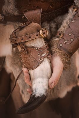 "Berserker" drinking horn with horn holder