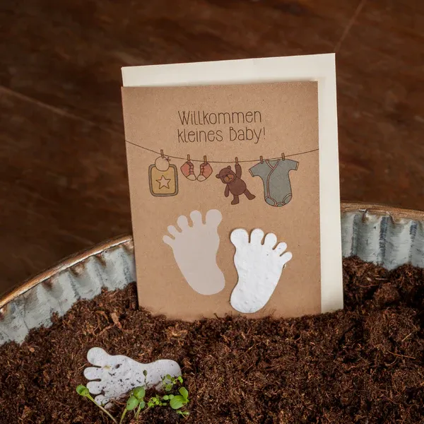Willkommen kleines Baby - Mit Saatstecker: Eine feste, mit Saatgut bestückte Pappe. Wird mit Saatgut voran in die Erde gesteckt