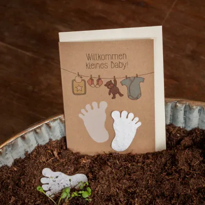 Willkommen kleines Baby - Mit Saatstecker: Eine feste, mit Saatgut bestückte Pappe. Wird mit Saatgut voran in die Erde gesteckt