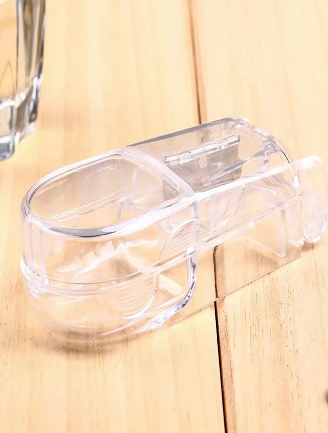 CLEAR PILL CUTTER/ HOLDER 