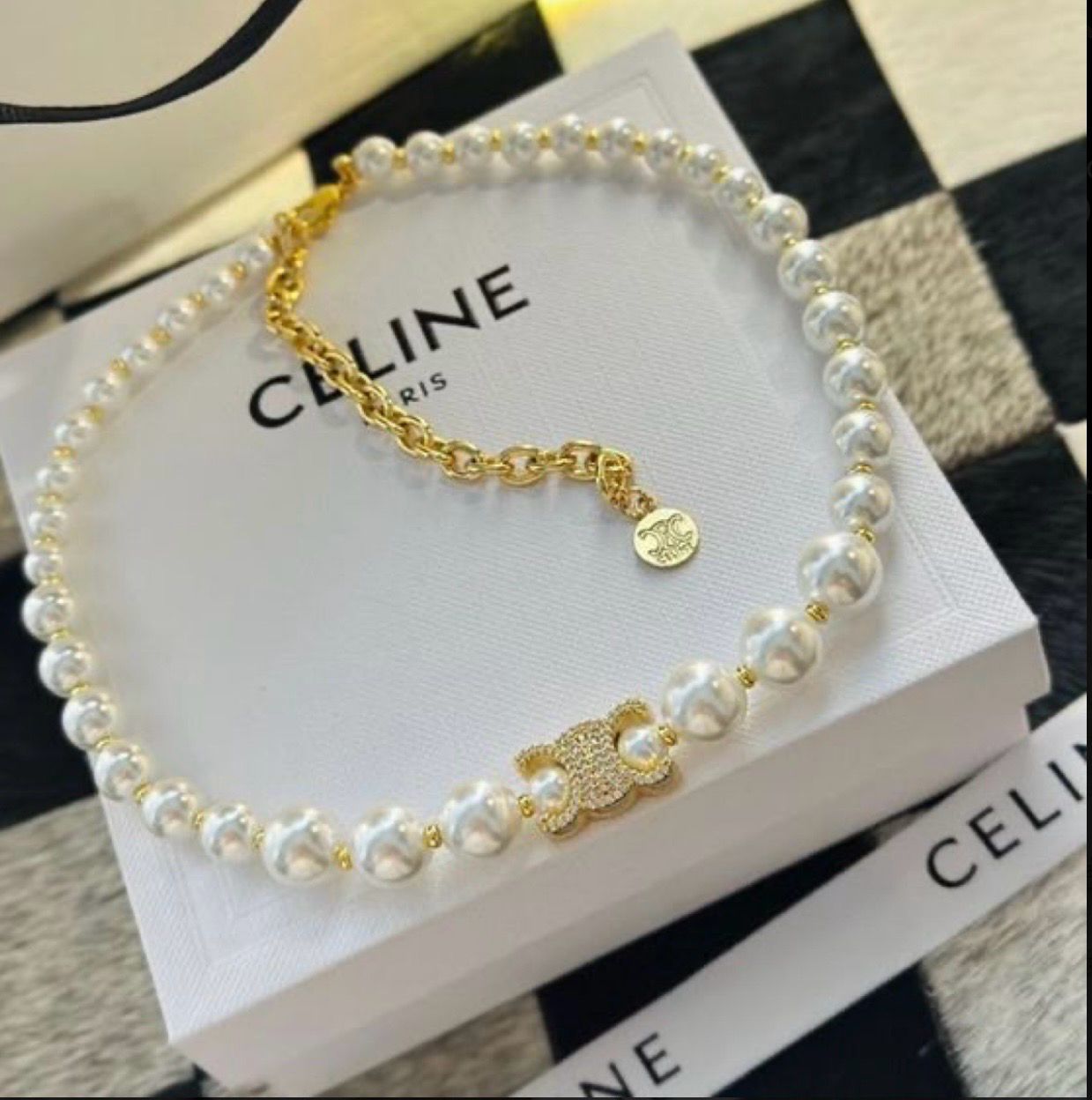 CÉLINE  PEARL NECKLACE 