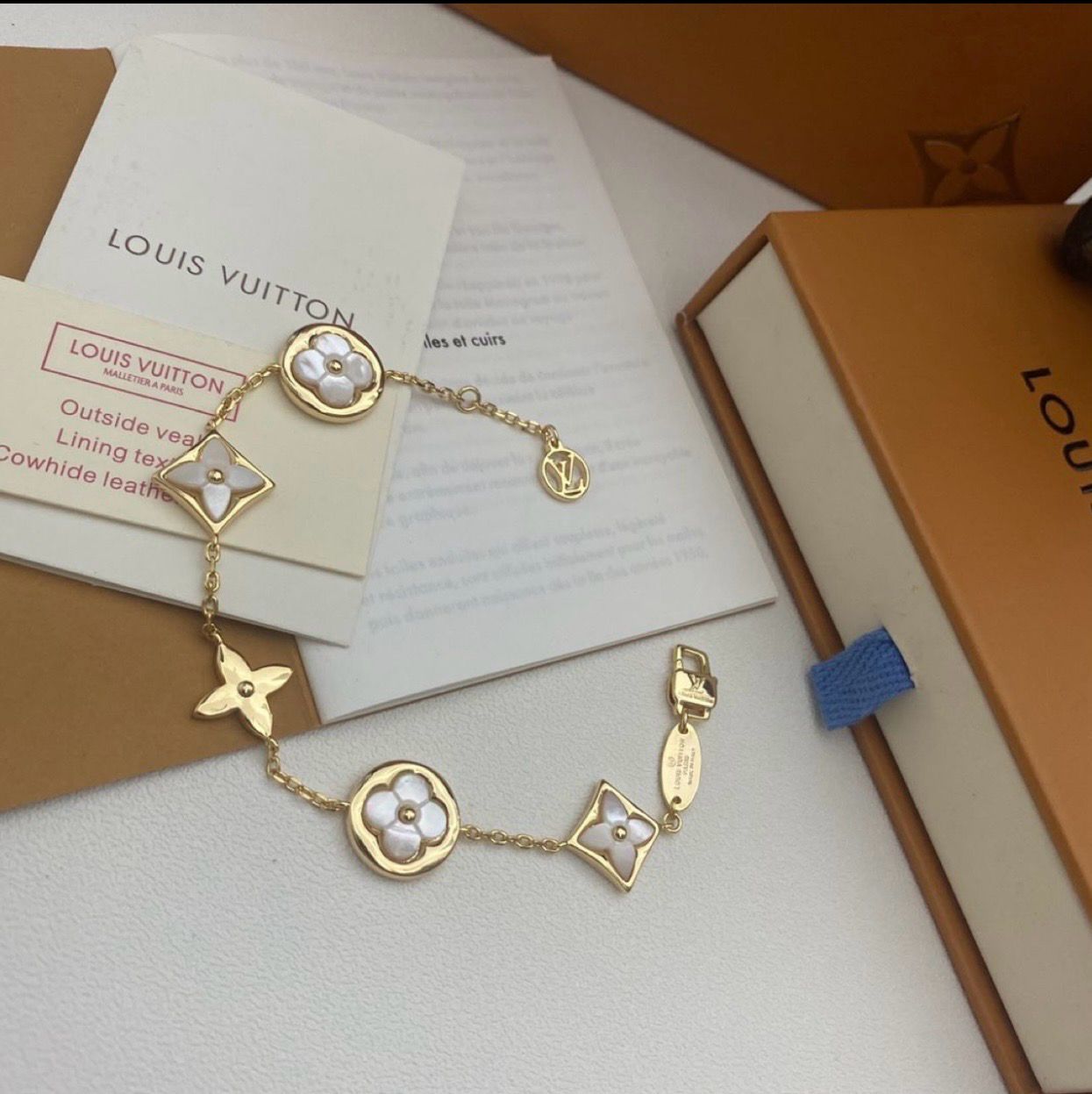 LV GOLD PEARL EFFECT BRACLET