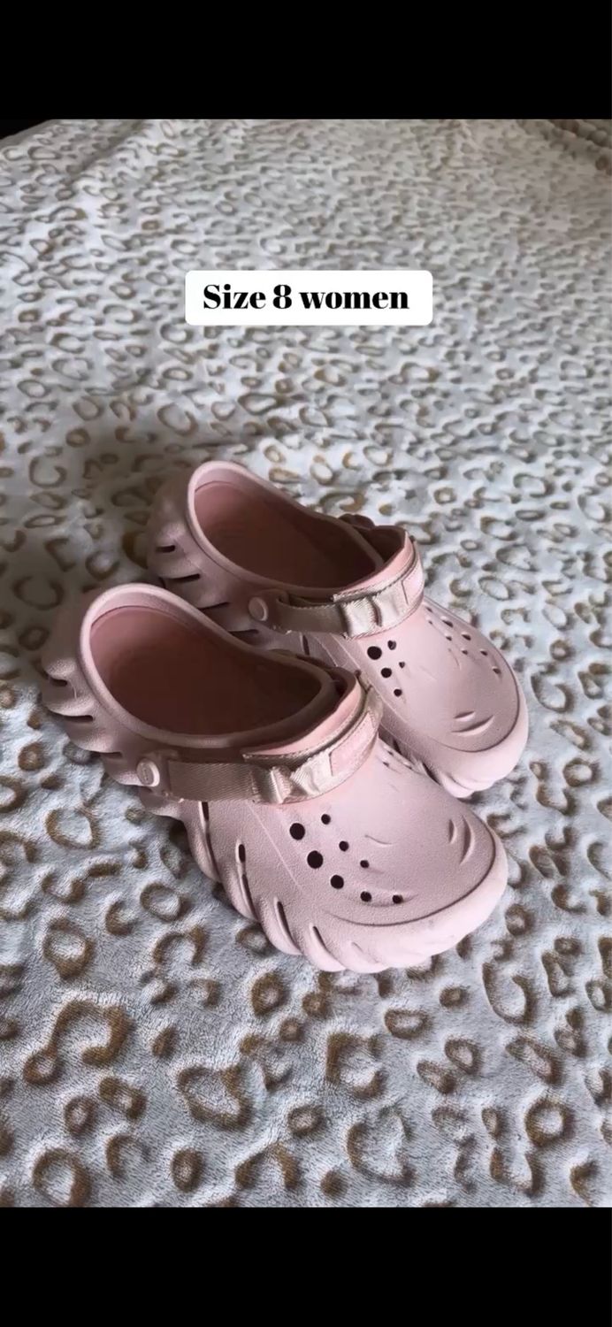 PRE LOVED CROCS PINK SIZE 8 BUT FEELS LIKE 8.5 