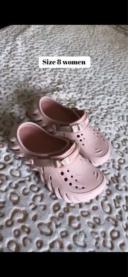 PRE LOVED CROCS PINK SIZE 8 BUT FEELS LIKE 8.5 