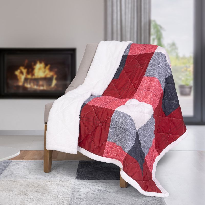 Jeté matelassé avec endos en sherpa, 50&#39;&#39; x 70&#39;&#39;  - Carreaux d&#39;hiver rouges