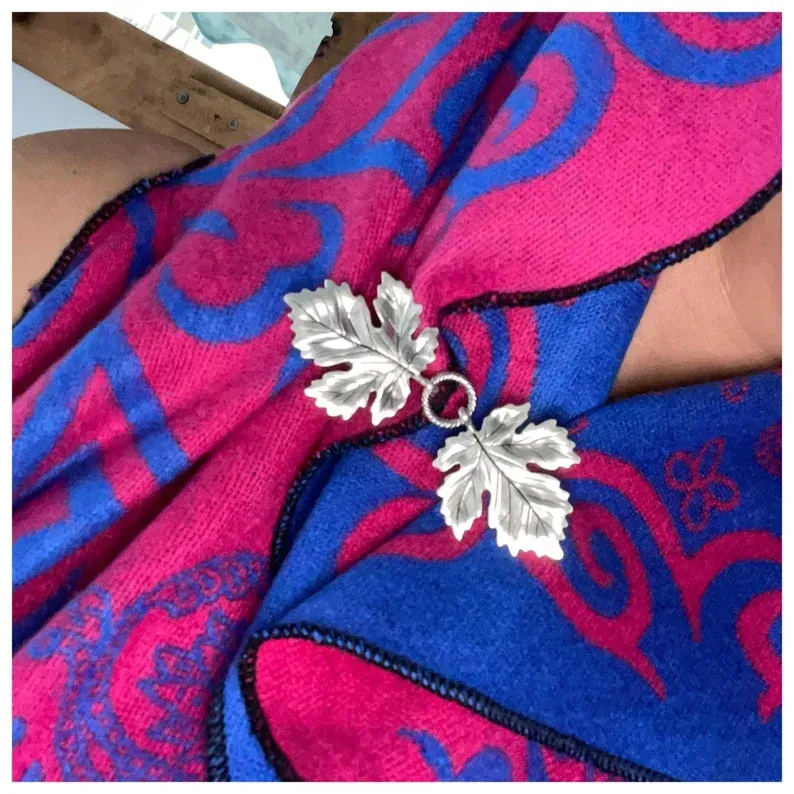 Broche de chaquetas, hoja canadiense de cierre plateado, hebilla de cierre para ponchos, cierre de kimonos