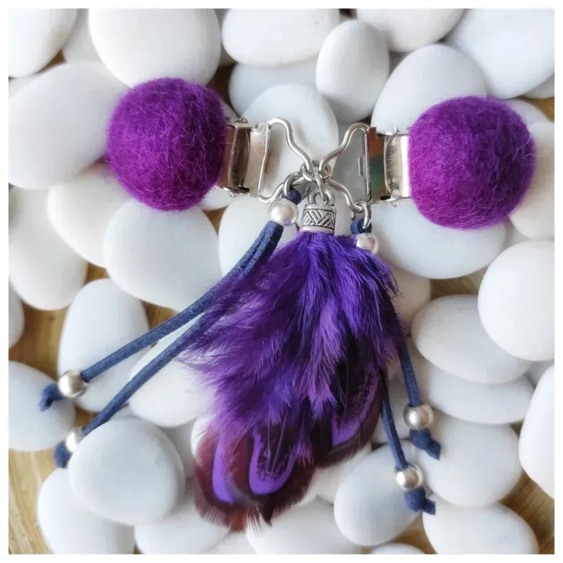 Broche con pinzas para ceñir vestido, cerrar chaqueta, cerrar abrigo. Broche con plumas y fieltro. Para decorar tu chaqueta. Para ella.