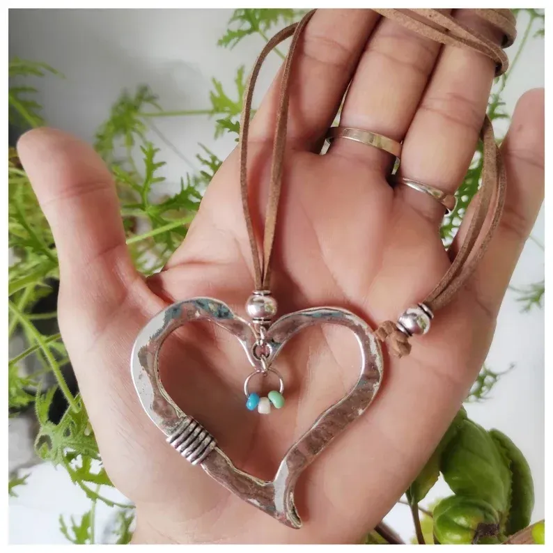 Collar del corazón, corazón plata, colgante collar cuero, collar romántico, collar cuero