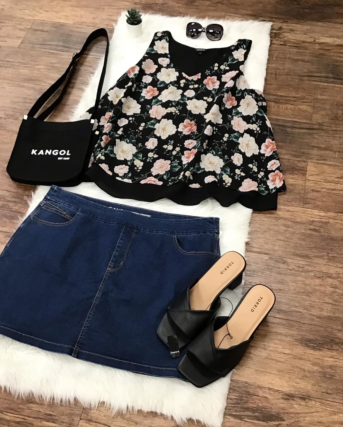 WOMEN’S SUMMER MIXED BOUTIQUE – SUPREME QUALITY - 44 LB BALE OF FOLDED CLOTHING.