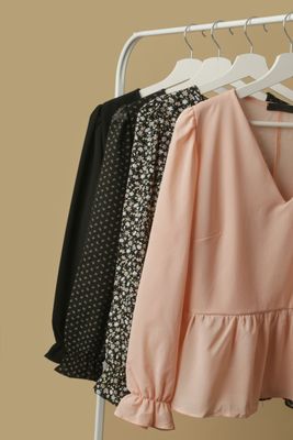 ​WOMEN&#39;S LONG-SLEEVE BLOUSE -  PREMIUM QUALITY - 44 LB BALE OF FOLDED CLOTHES.