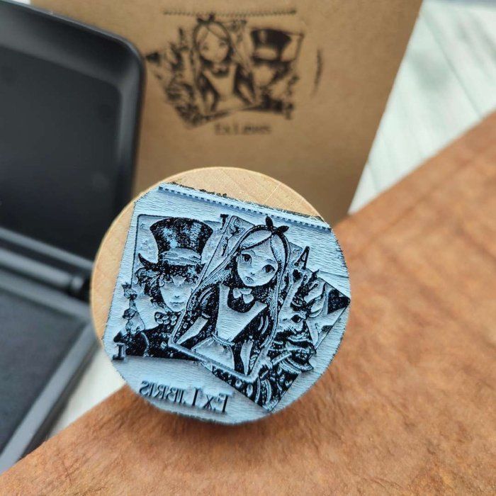 Sello exlibris de madera + tapon alicia en el pais de las maravillas