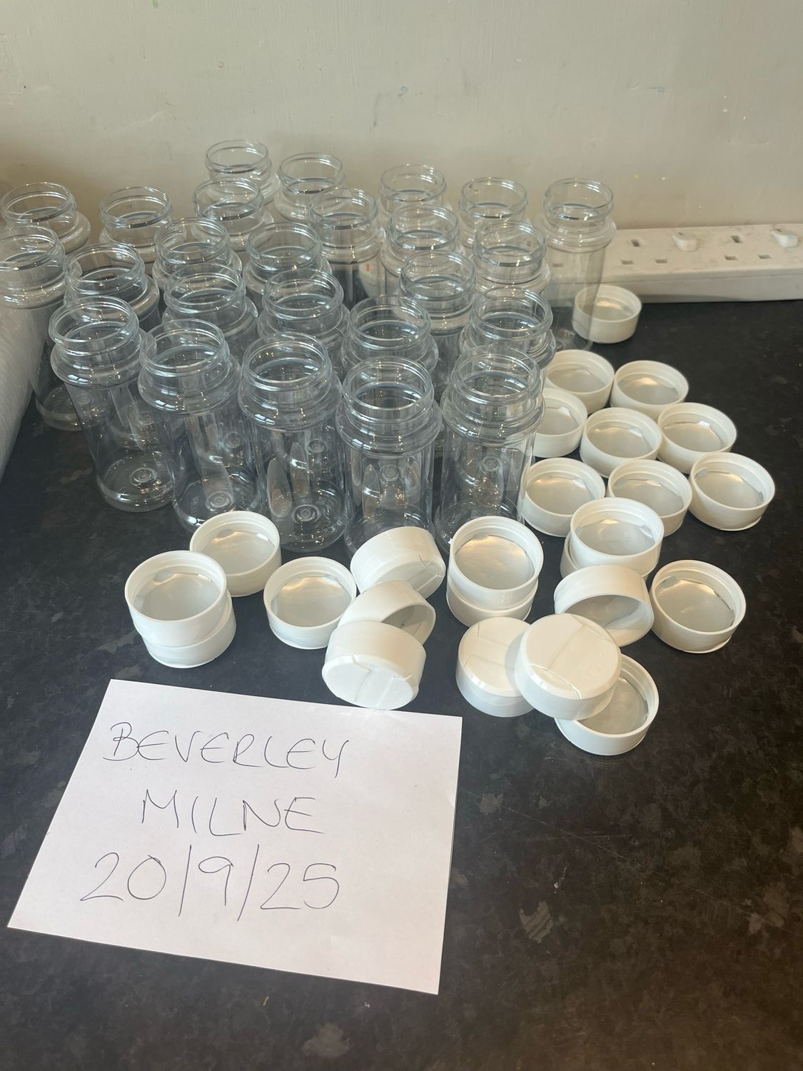 100ml Shaker Pots X 25