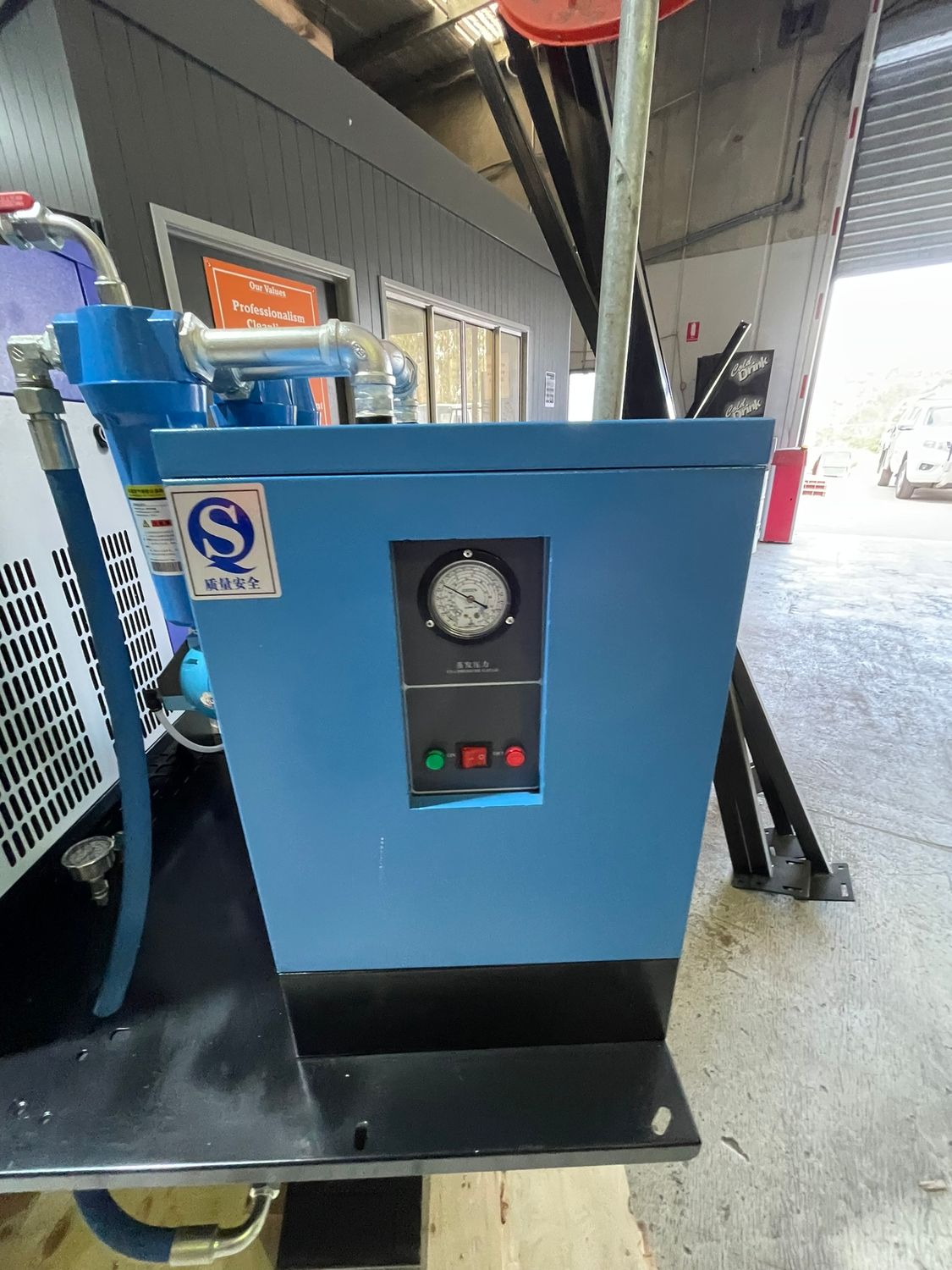 Combo - 20 Hp Screw Compressor + inbuilt Dryer and 300 Ltr Tank