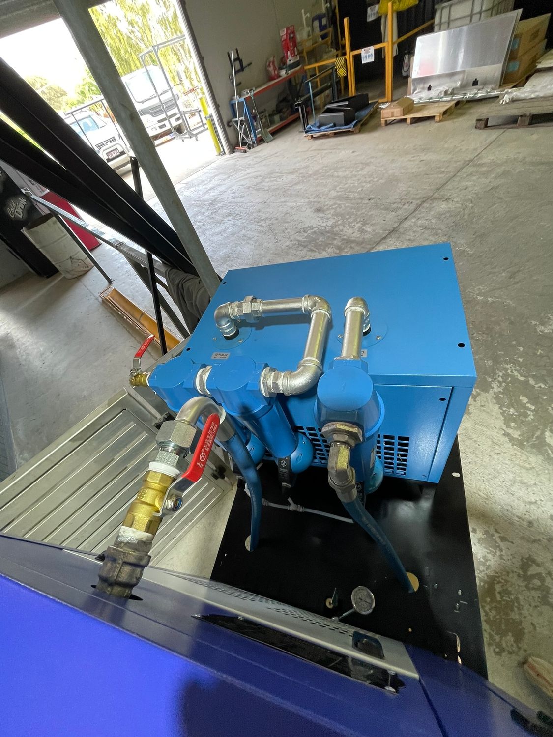 Combo - 20 Hp Screw Compressor + inbuilt Dryer and 300 Ltr Tank