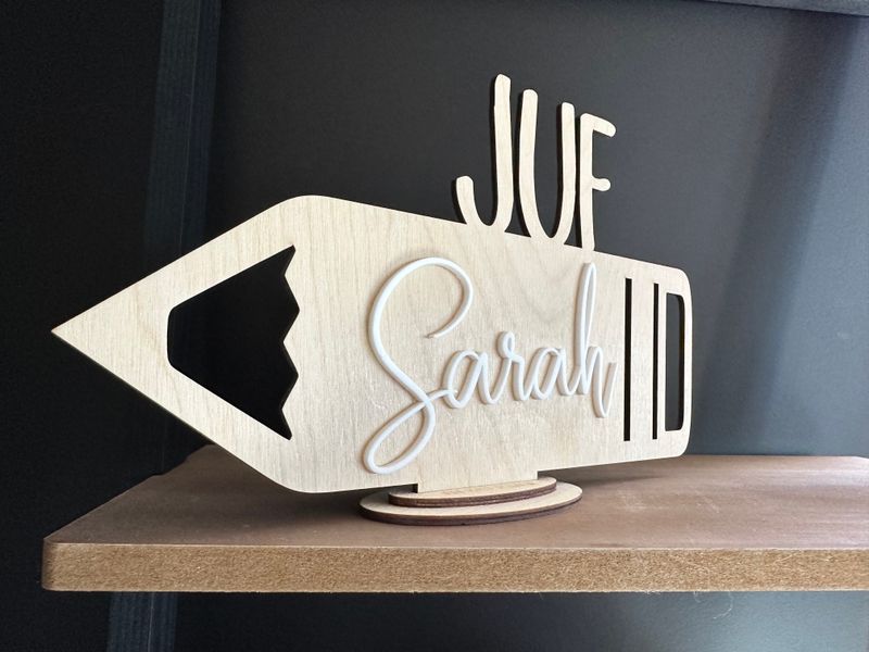 Potlood trofee met naam in plexi - Juf/Meester