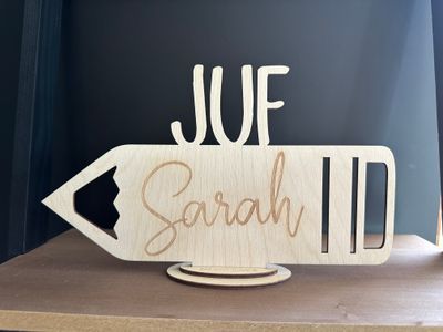 Potlood trofee met naam gravering - Juf/Meester