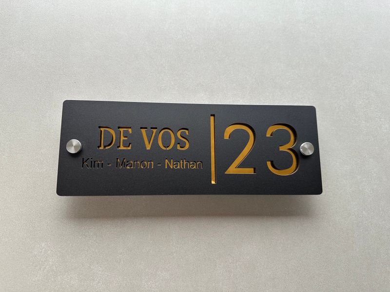 Huisnummer: Rechthoek langwerpig - Nr &amp; Eigen tekst (29cm x 10,5cm)