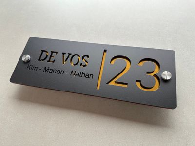 Huisnummer: Rechthoek langwerpig - Nr &amp; Eigen tekst (29cm x 10,5cm)