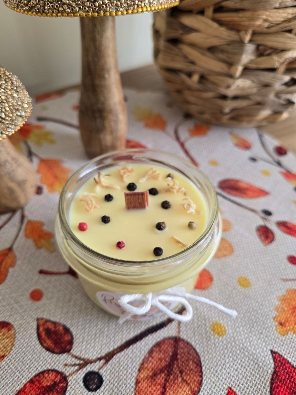 VANILLA &amp; PEPER zapachowa świeca sojowa z drewnianym knotem 235 ml