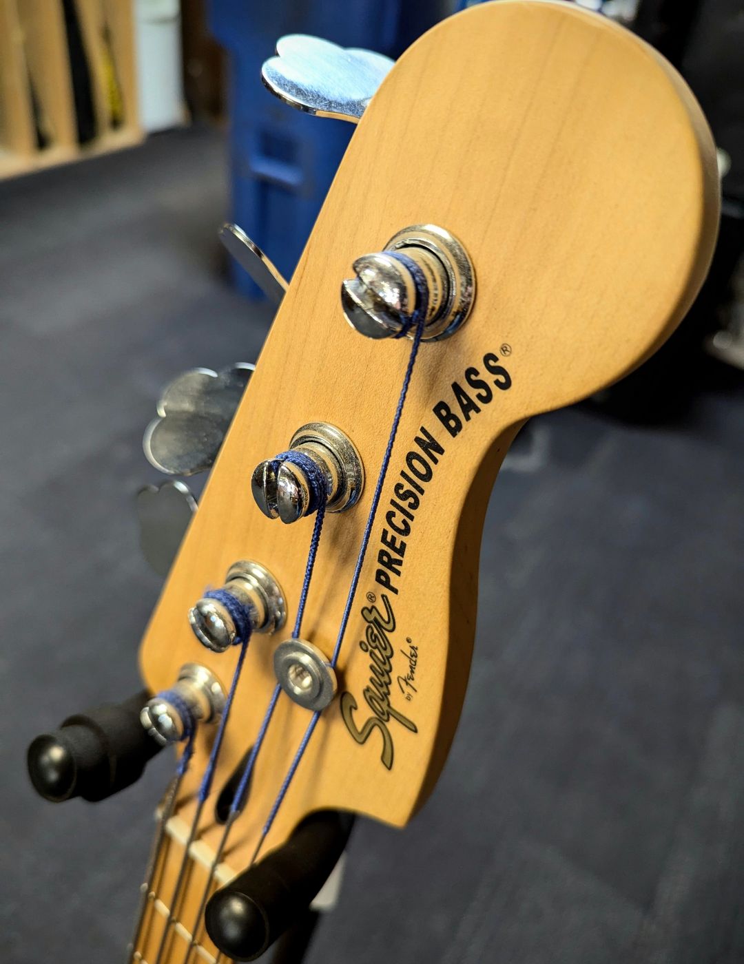 CONSIGN Squier Precision Bass with Maple Fingerboard - Natural