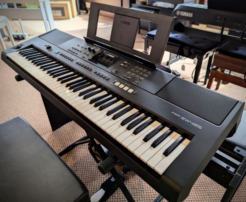 PREOWNED Yamaha PSR-EW425 76-key Portable Arranger