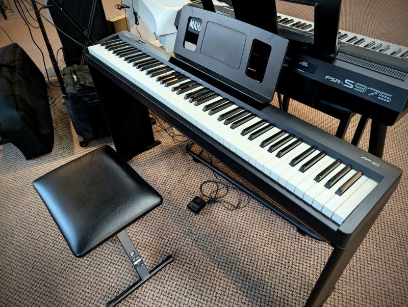 CONSIGN Roland FP-10 Digital Piano Bundle