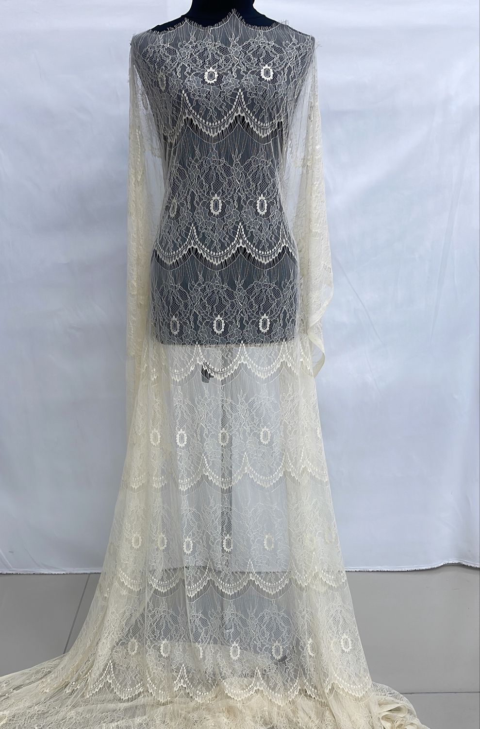 [ 21602 ] Lace Chantilly Design/145/5g/Champagne per Meter