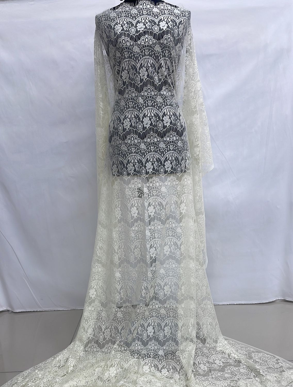 [ 21597 ] Lace Chantilly Design/147/5g/Ivory per Meter