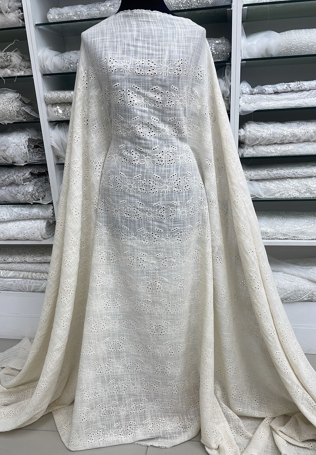 [ 25107 ] Cotton Slub Anglaise Flower-145-04-Natural per Meter