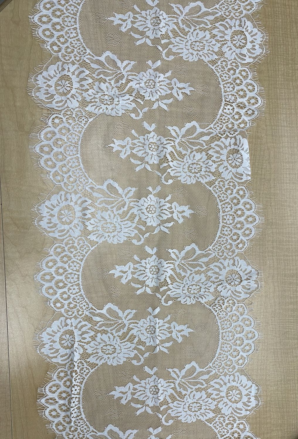 [ 15061 ] Lace Chantilly Design/35cm/5g/O White per Meter
