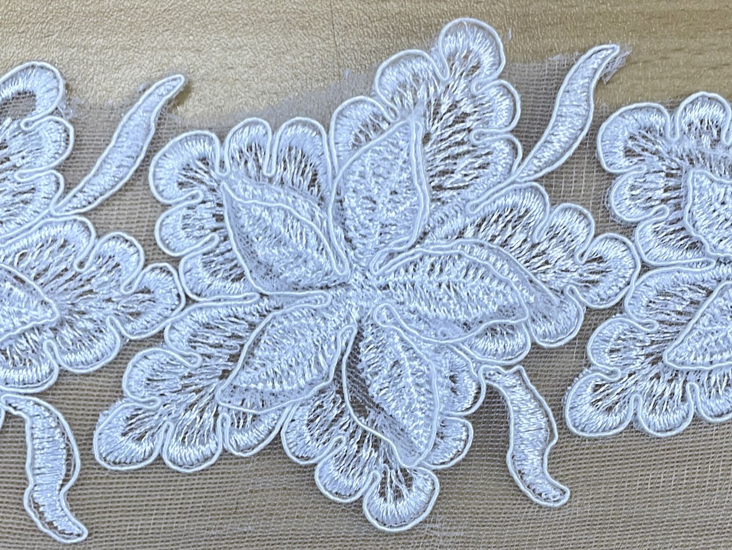 [ TUEB-G13A-01 ] Tulle Embroided Border - 9cm - White per Meter