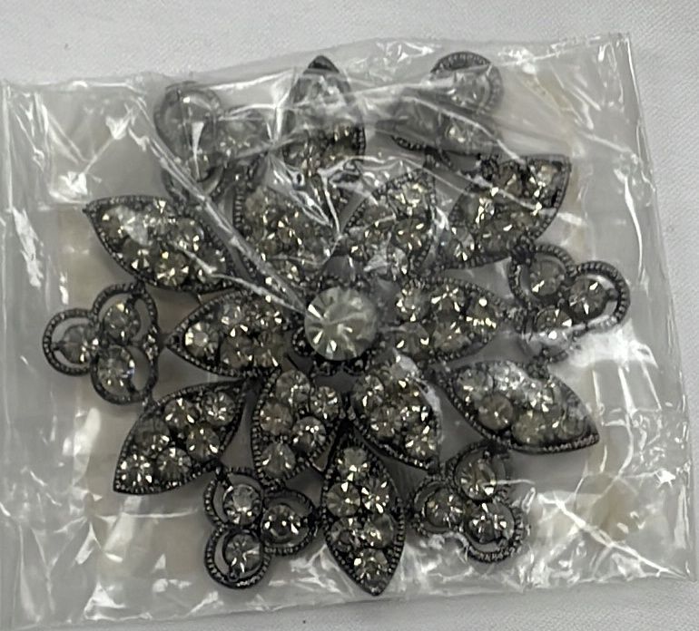 [ BRO-AF-135-3 ] Brooch-Floral Diamante Round - Grey per Each