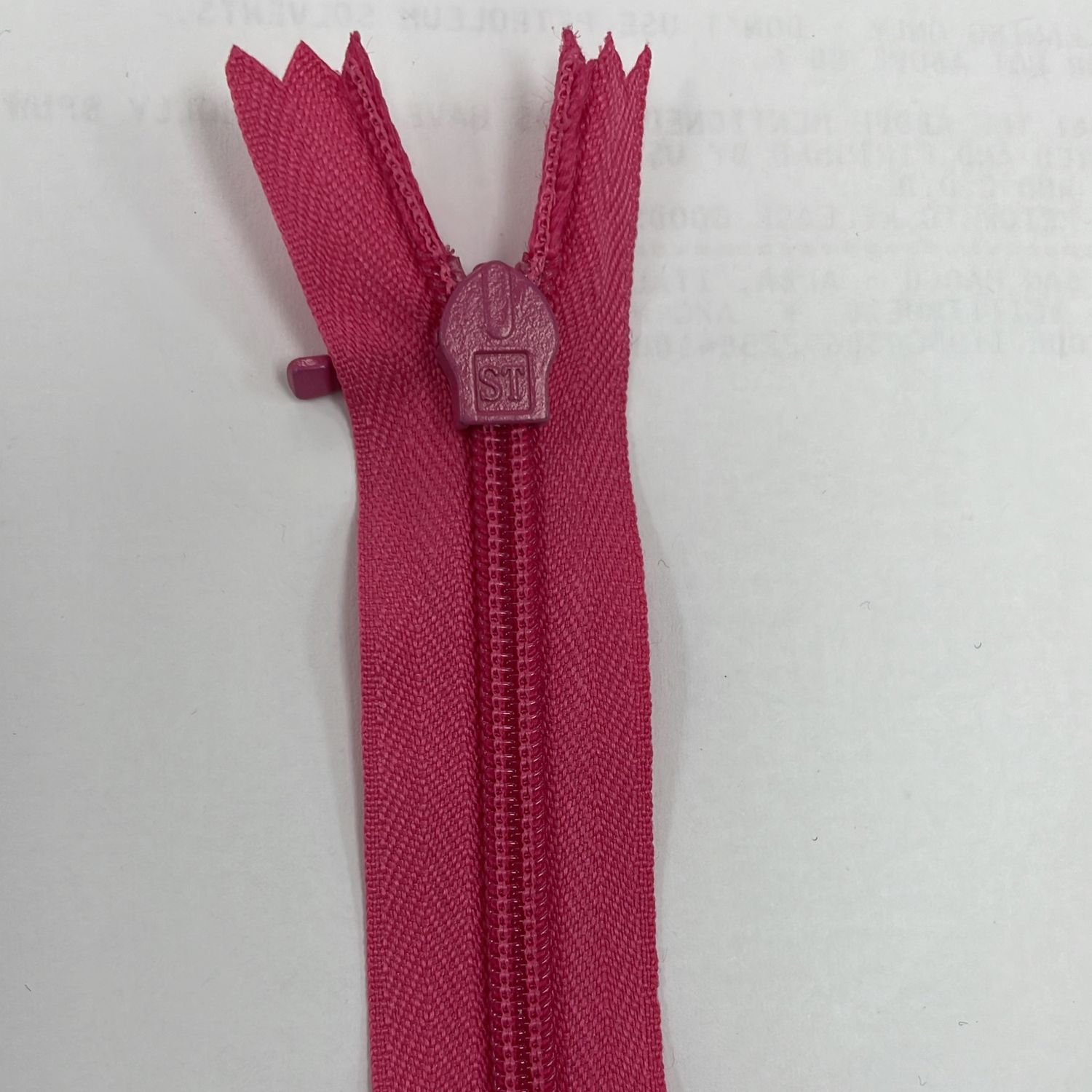 [ 18912 ] Zip Invisible Cotton/20cm/5g/Amer Beauty per Each